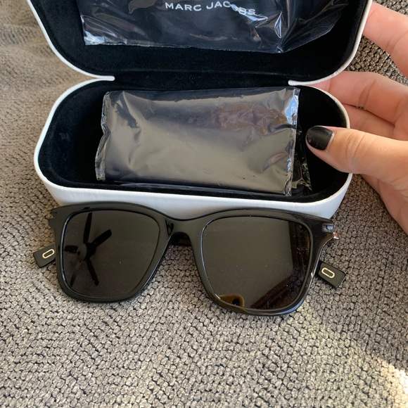 Brand New Black Marc Jacobs Sunglasses in Case - Picture 2 of 3